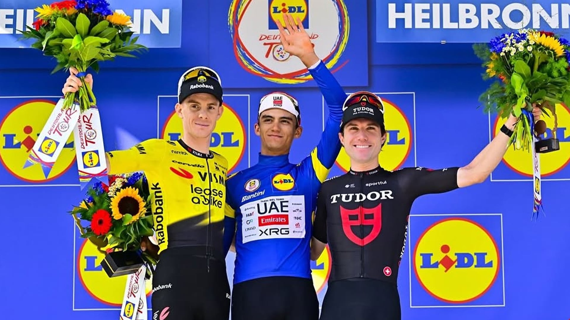En el podio del Tour de Alemania 2026: el francés Louis Barré como segundo lugar, el mexicano Isaac del Toro fue el campeón y el suizo Marc Hirschi es tercero. (Foto: @isaac_deltoro_romero1)