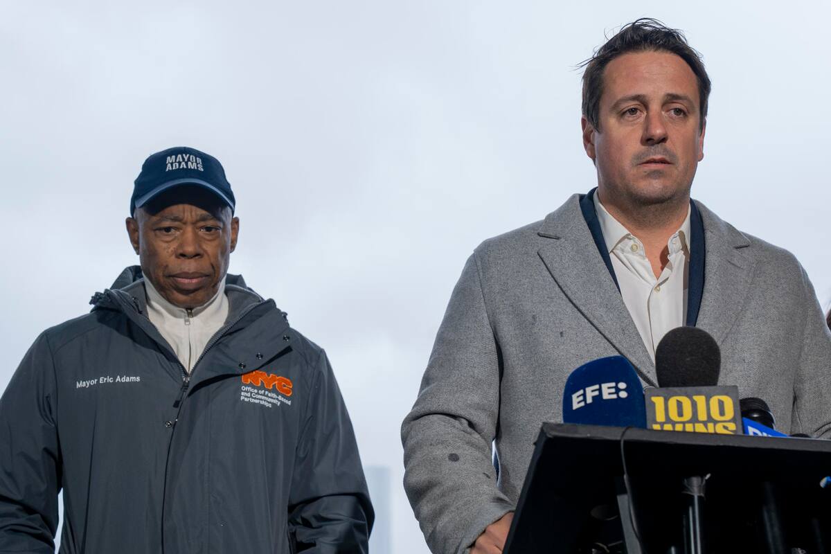 Joan Camprubí, hermano de Mercè Camprubí, habla durante una rueda de prensa este sábado, en Nueva York. El hermano de Mercè Camprubí, la madre de familia que falleció el jueves en un accidente de helicóptero en el río Hudson junto a su marido y sus tres hijos, expresó emocionado desde Nueva York que sus familiares "se fueron sin sufrir y con una sonrisa". EFE/Ángel Colmenares