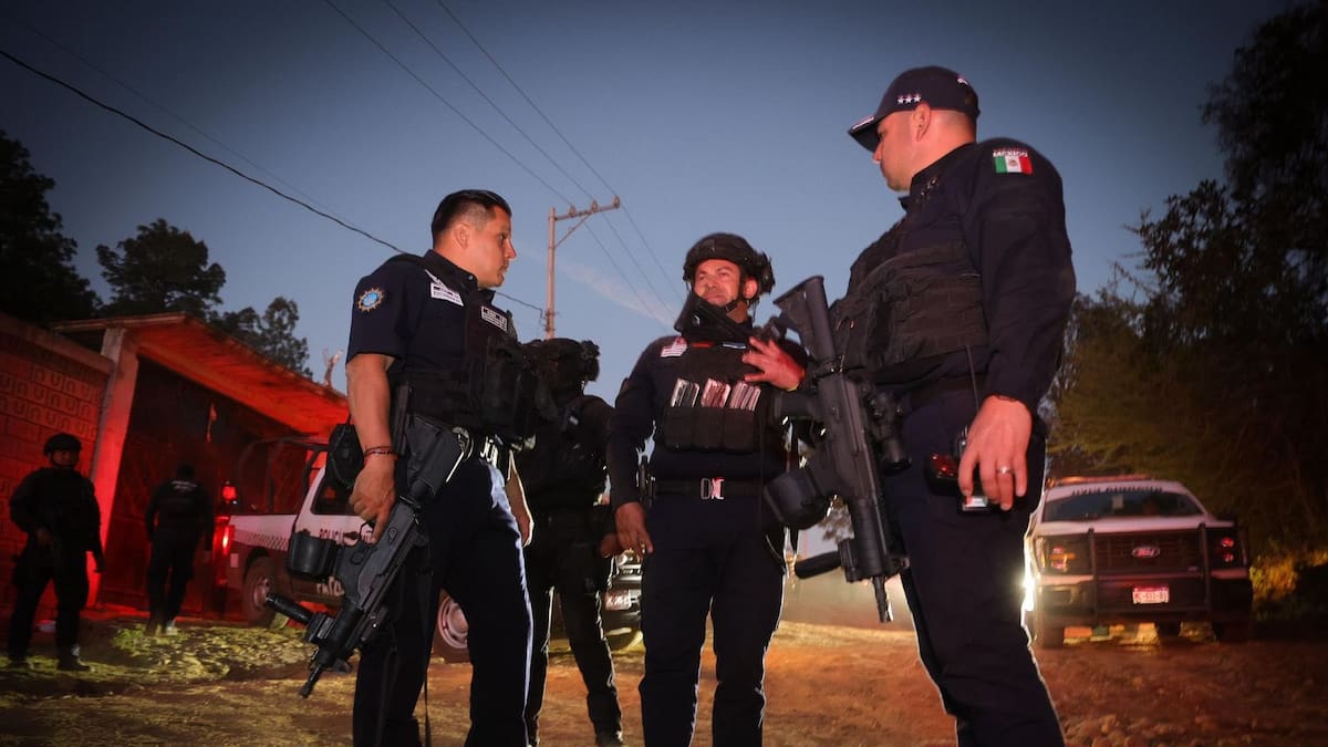 Queman dos vehículos en carretera de Michoacán; hay un uniformado lesionado tras enfrentamiento con grupo delictivo