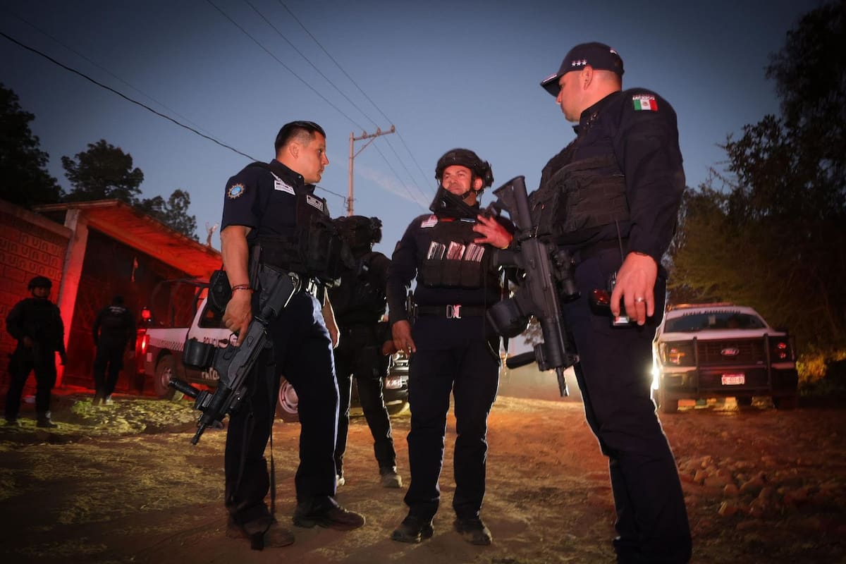 Queman dos vehículos en carretera de Michoacán; hay un uniformado lesionado tras enfrentamiento con grupo delictivo