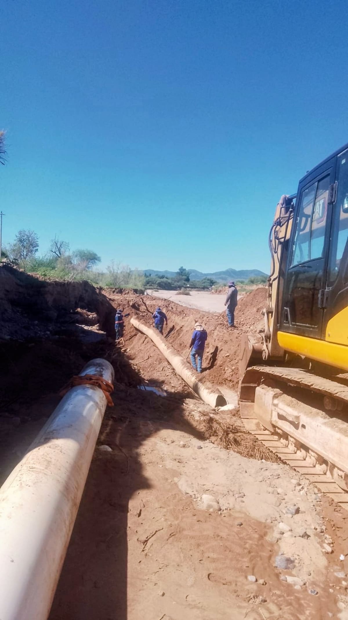 Personal de Agua de Hermosillo trabaja en la restitución de un tramo del Acueducto Malvinas, afectado por la creciente del río San Miguel durante las recientes lluvias.