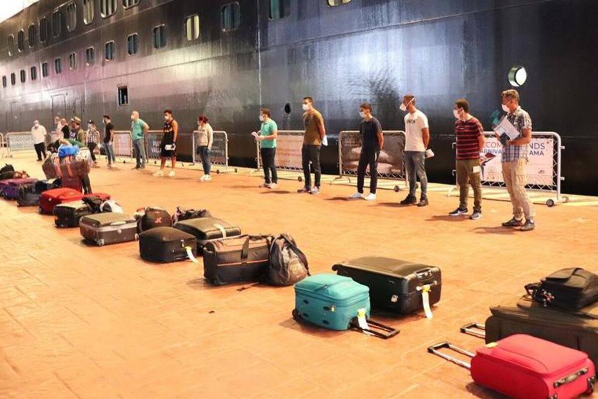 Repatrian a 187 mexicanos de crucero varado por Covid-19