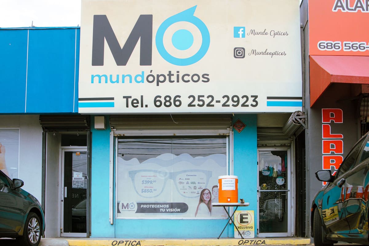 Optometrista brinda agua a quien más lo necesite