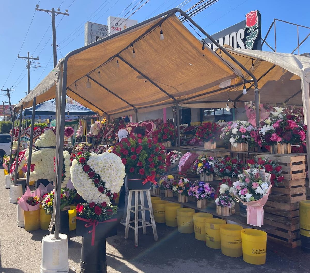 Comerciantes reportan mayor afluencia y pedidos anticipados de arreglos florales, donde destacan osos y corazones monumentales elaborados con rosas. Foto: Carmen Gutierrez