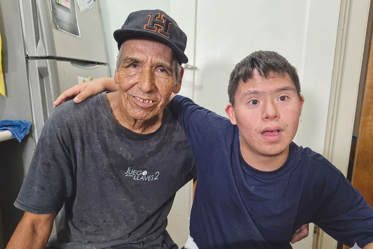 “Mi mayor sueño es que salga adelante”: la historia de Martín, padre soltero de un joven con síndrome de Down