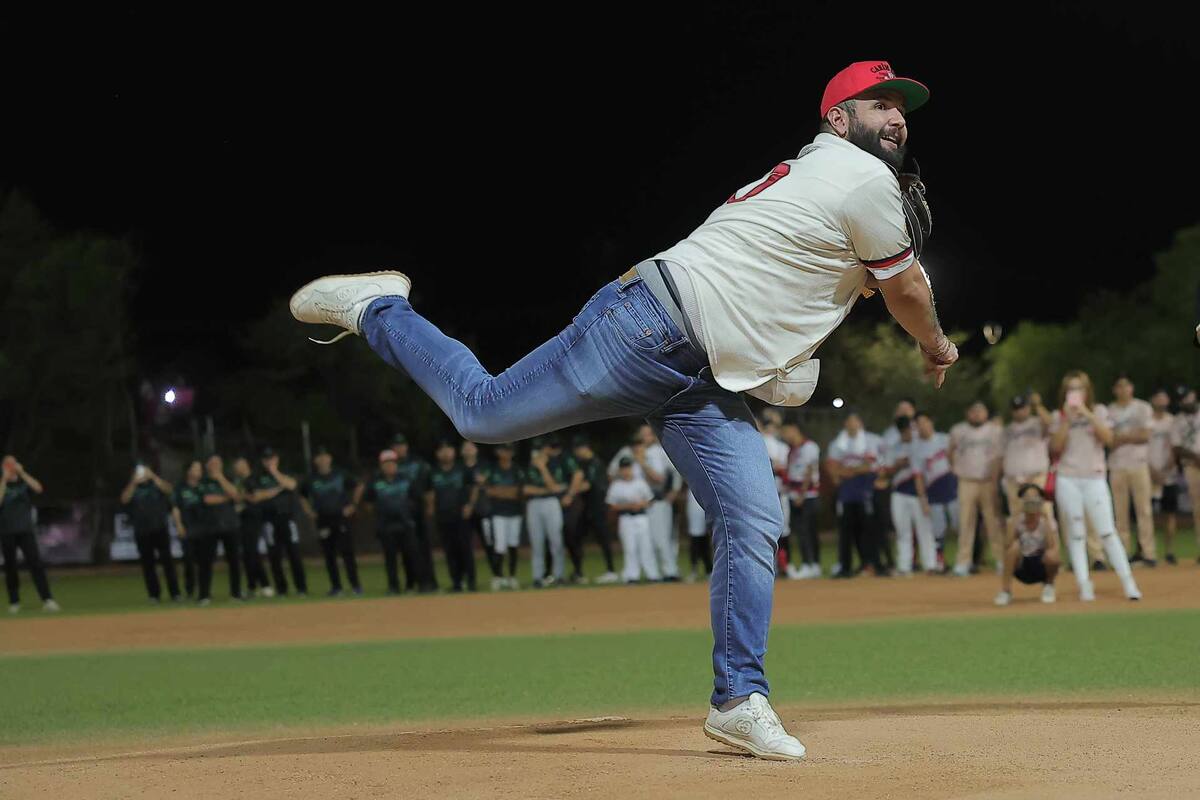 Carin León inaugura la Liga del Sol con el lanzamiento de la primera bola