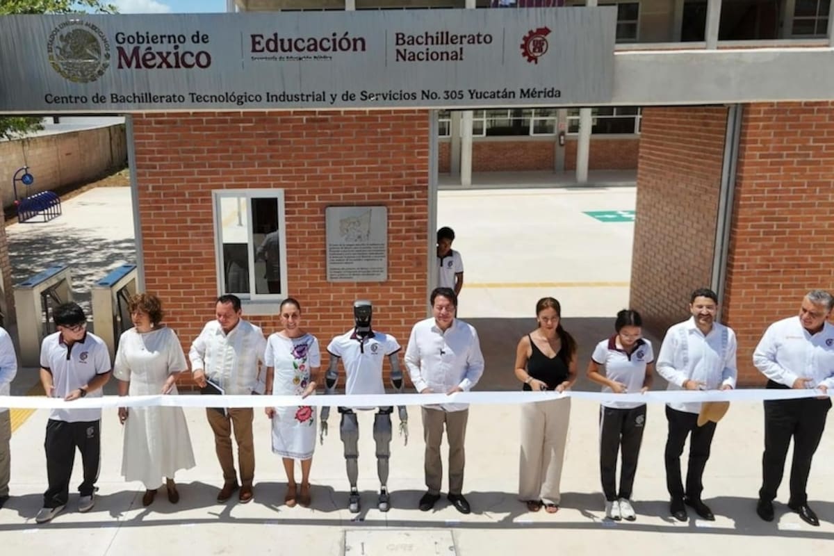 Claudia Sheinbaum inaugura Bachillerato Nacional en Yucatán acompañada de un robot