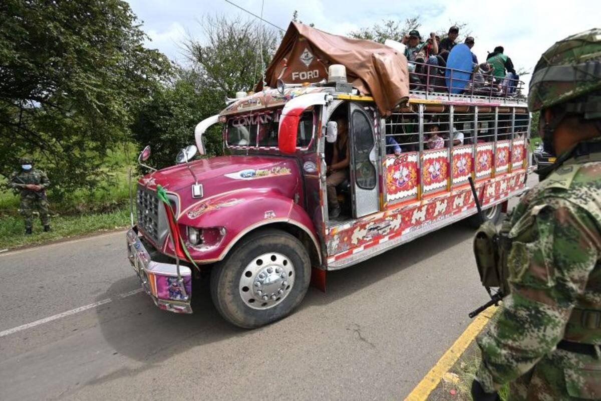 Protestas en Colombia: quiénes son los "hombres de blanco" y otras 3 interrogantes que dejan los enfrentamientos entre grupos armados e indígenas en Cali