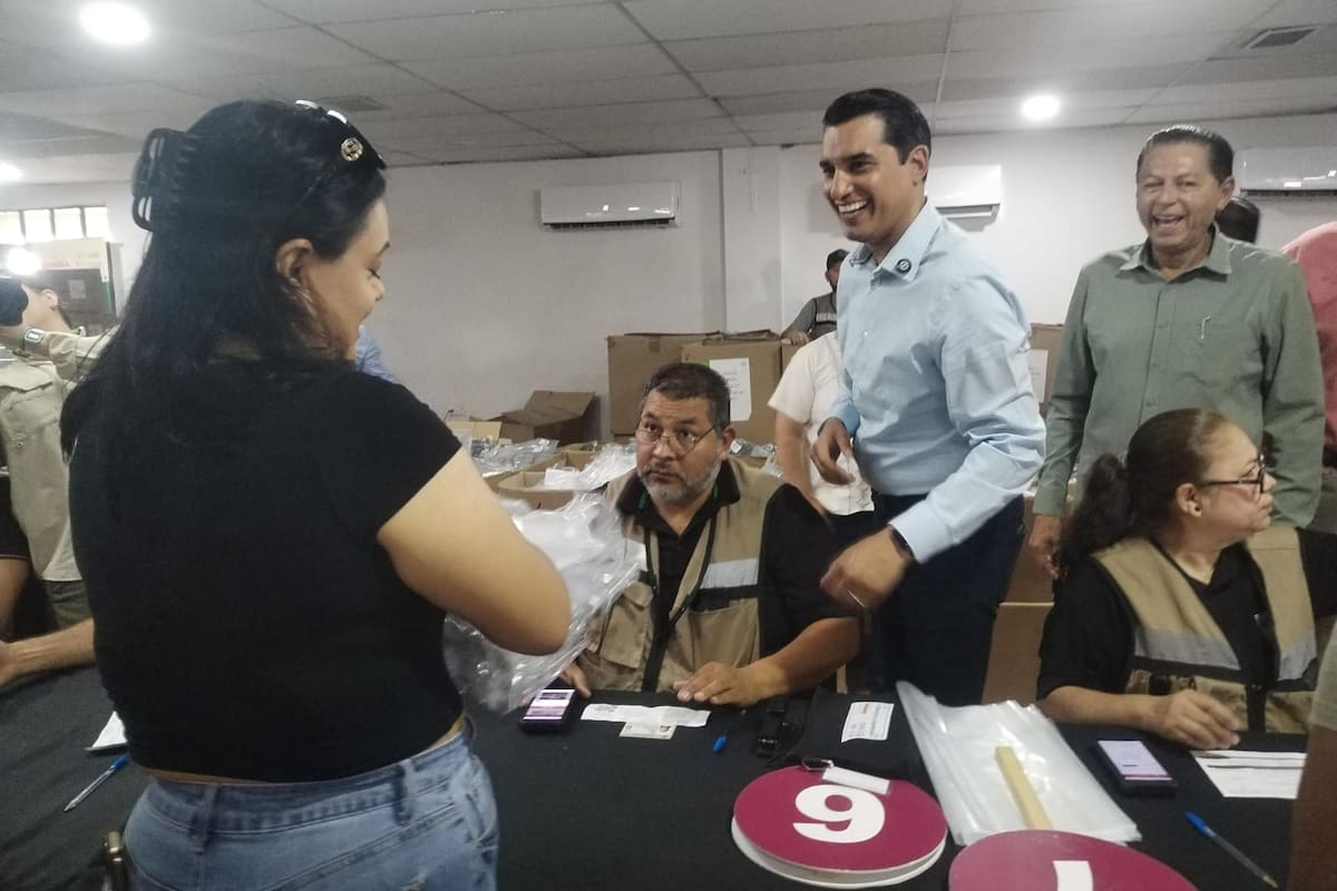 Huelga de maestros afecta clases en SLRC, autoridades lo niegan