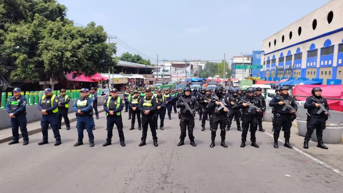 Policías de la SSC reforzaron los recorridos a pie en La Merced para inhibir la extorsión, mientras comerciantes y vecinos reciben visitas de los agentes para reportar problemas de seguridad y solicitar acompañamiento en la zona