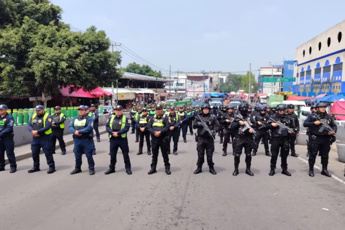 Policías de la SSC reforzaron los recorridos a pie en La Merced para inhibir la extorsión, mientras comerciantes y vecinos reciben visitas de los agentes para reportar problemas de seguridad y solicitar acompañamiento en la zona