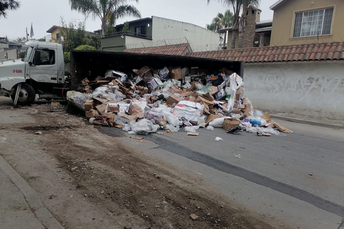 Retiran camión volcado y liberan circulación en calle de Rosarito