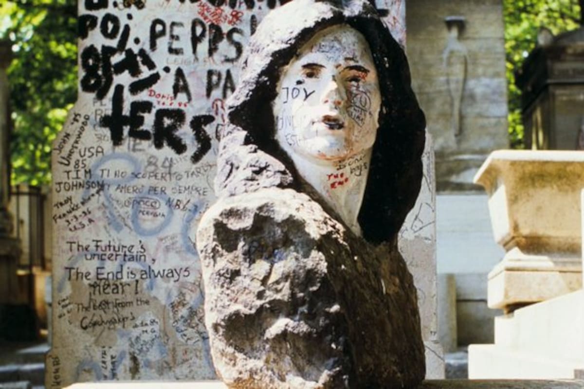 Encuentran el busto robado de la tumba de Jim Morrison tras 37 años desaparecido