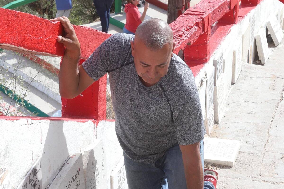 Sube el Cerro de la Virgen de rodillas para cumplir manda