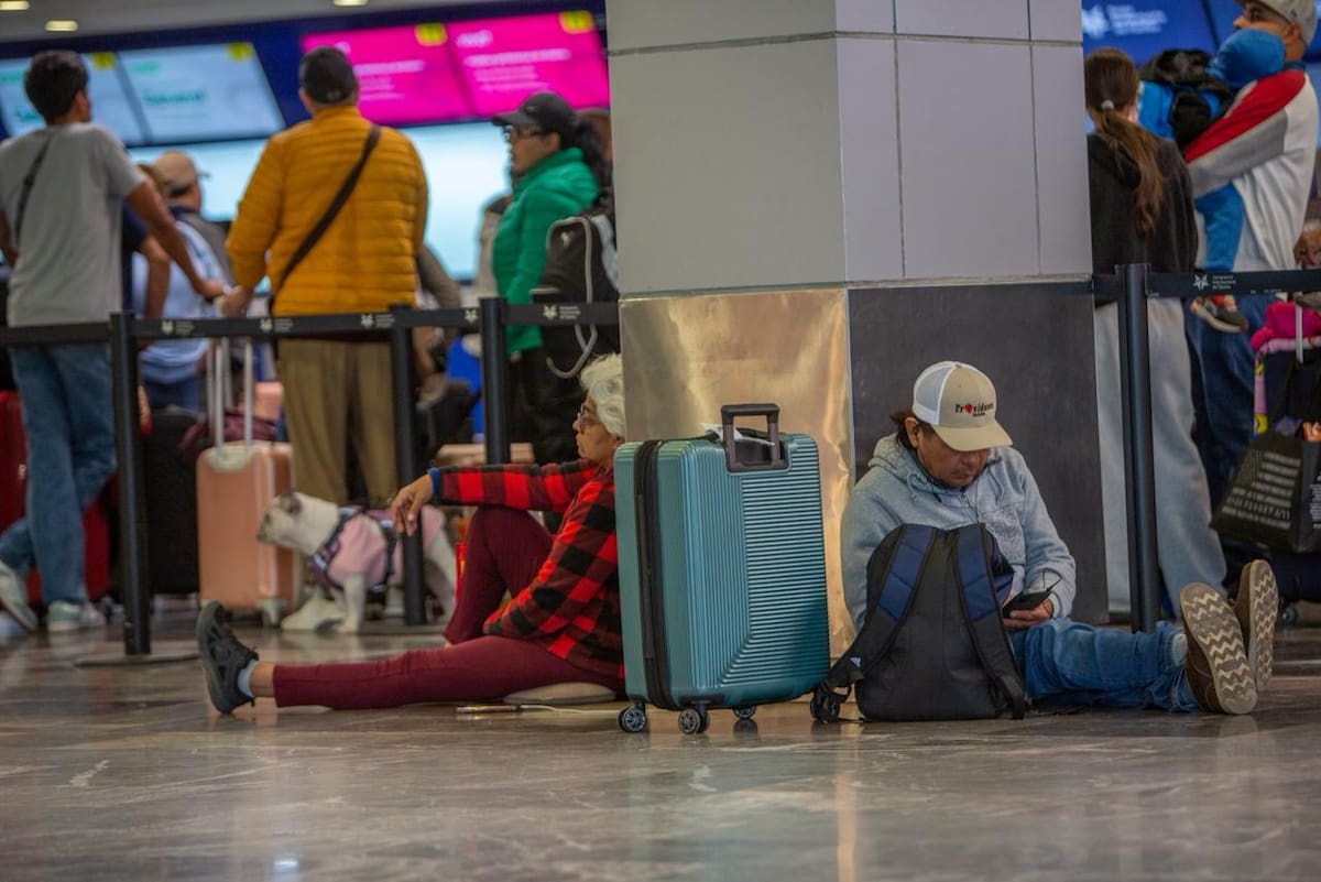 Pasajeros pasaron hasta 16 horas varados en el Aeropuerto Internacional de Tijuana por la densa neblina. Foto: Border Zoom