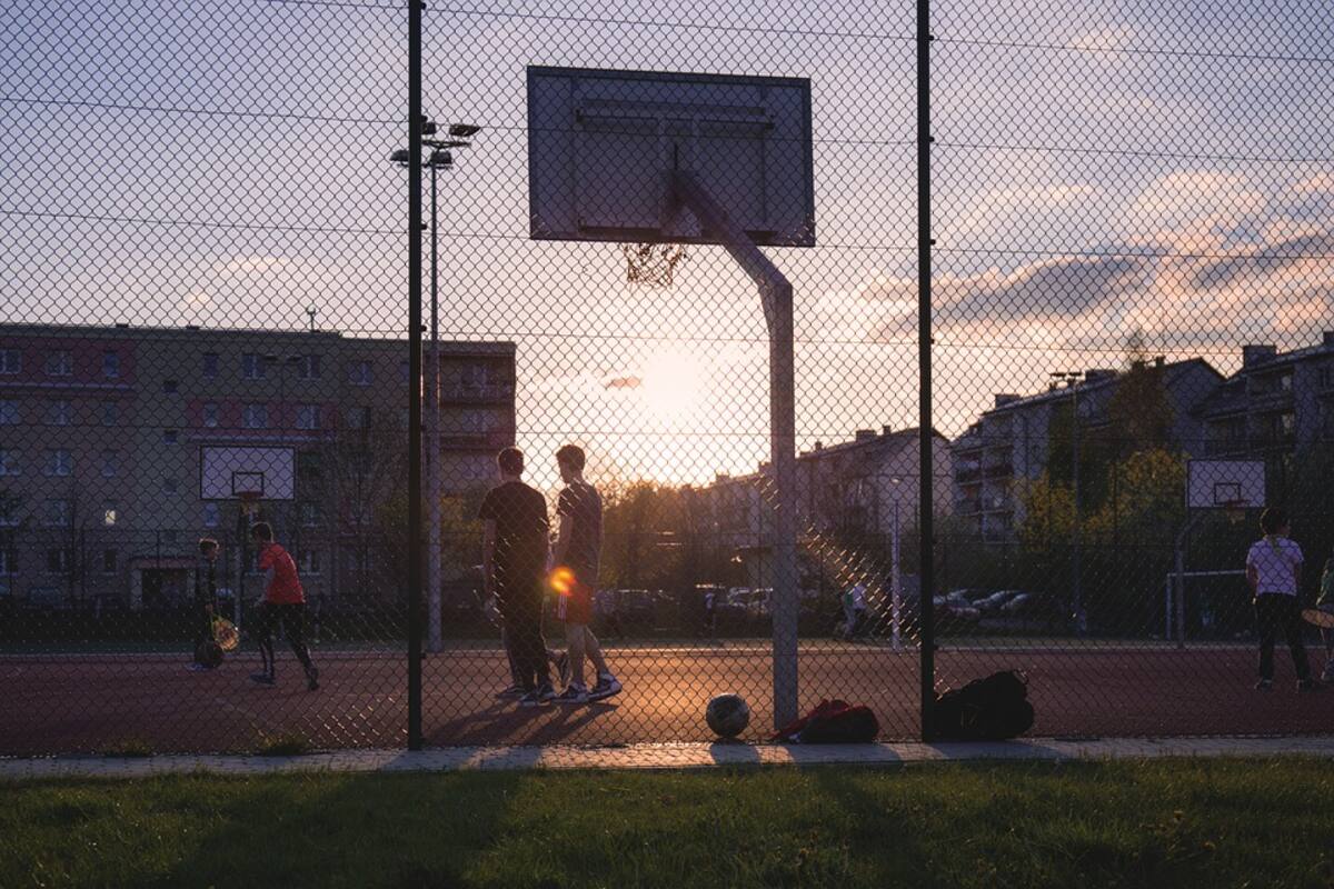 Arrestan a menor involucrado en tiroteo durante juego de baloncesto en EU