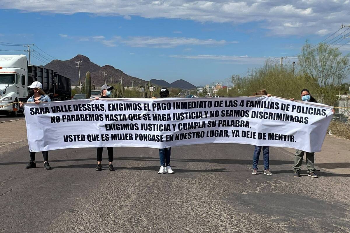 Viudas de policías asesinados bloquean acceso Norte a Guaymas