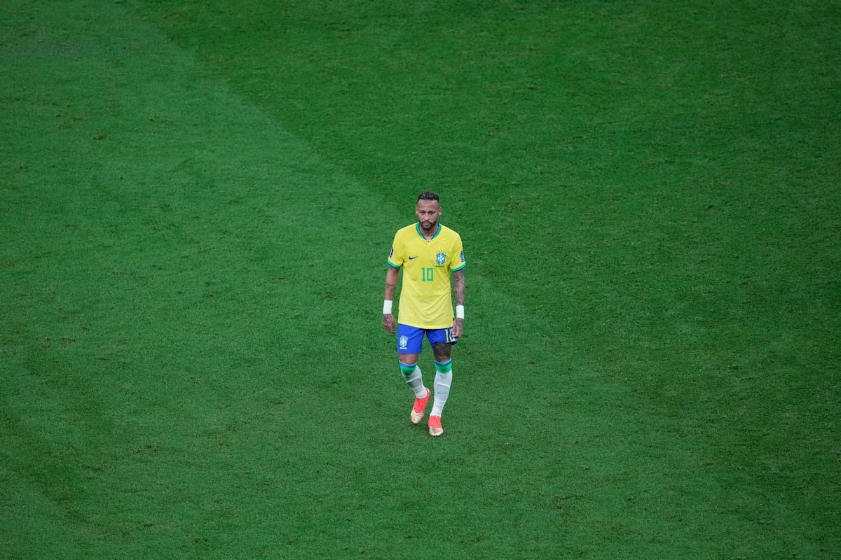 El brasileño Neymar abandona el terreno de juego durante un partido del Grupo G entre Brasil y Serbia, en el estadio de Lusail, en Lusail, Qatar, el 24 de noviembre de 2022. (AP Foto/Darko Vojinovic)