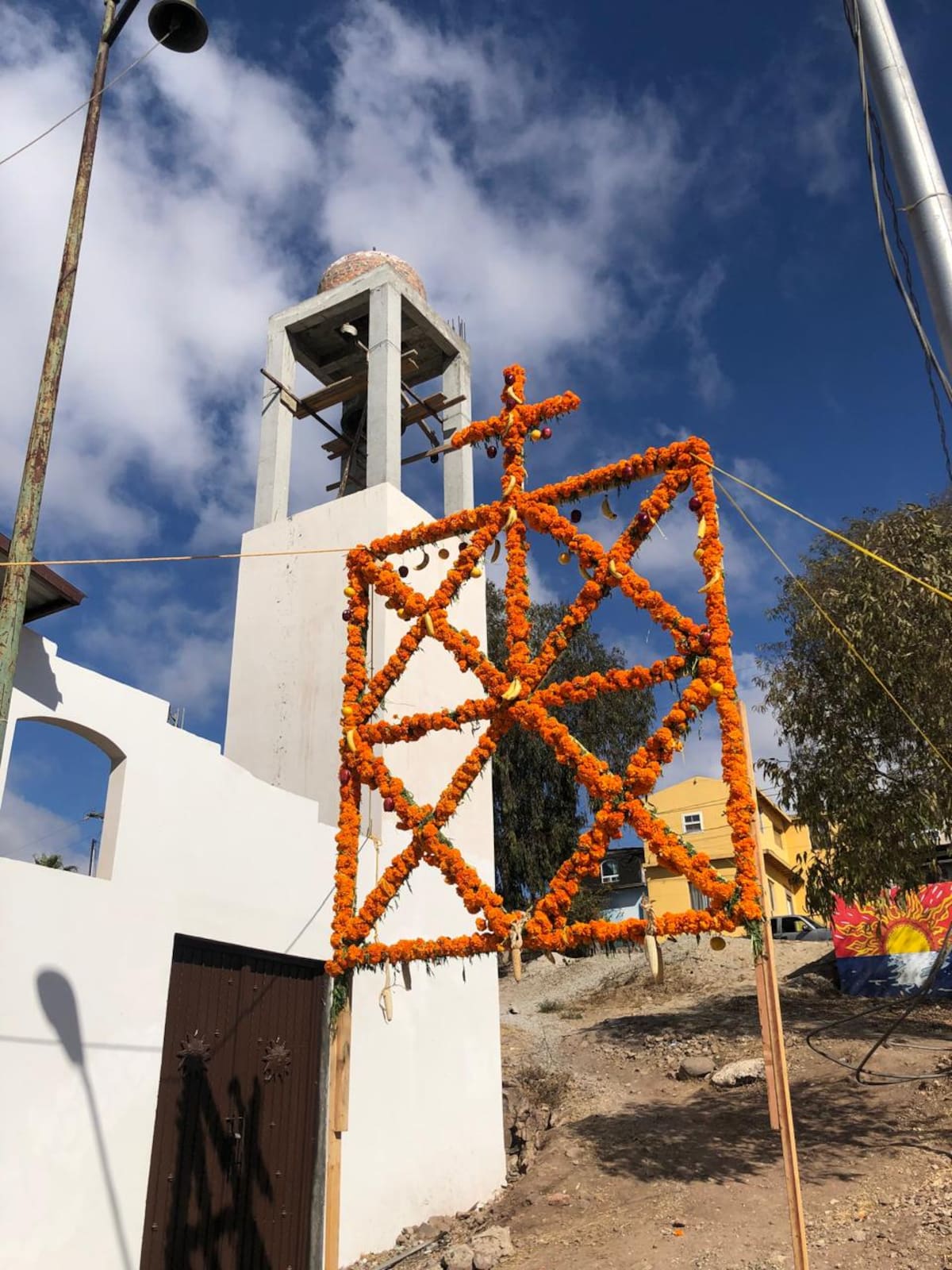 Mantiene viva la tradición y rituales para recordar a sus muertos, con rezos, altares y coronas que simbolizan el recuerdo y respeto hacia sus seres queridos fallecidos en los últimos tres años. Foto: Carmen Gutiérrez