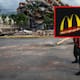 ¡A mascotas y personas! Un McDonald’s de La Guaira se habilita para ofrecer consultas, atender emergencias dar medicinas a los afectados por los terremotos