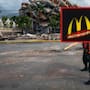 ¡A mascotas y personas! Un McDonald’s de La Guaira se habilita para ofrecer consultas, atender emergencias dar medicinas a los afectados por los terremotos