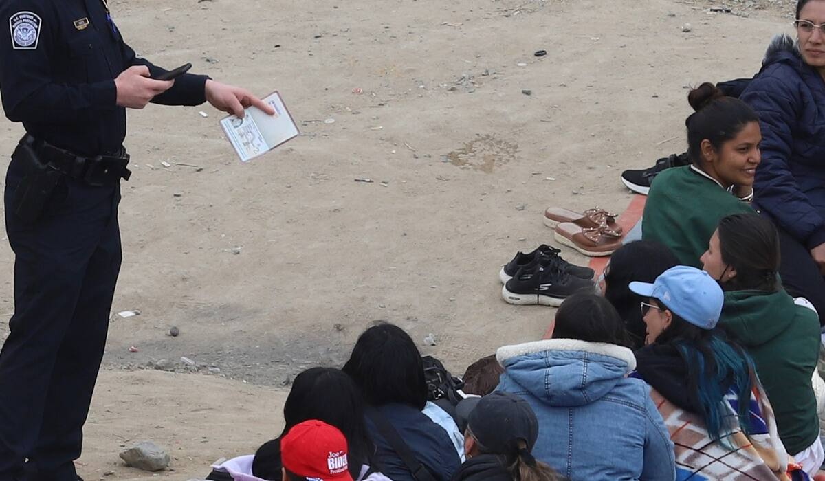 Autoridades estatales y federales revisarán de forma conjunta posibles antecedentes y órdenes de aprensión pendientes de migrantes repatriados. | Banco digital GH
