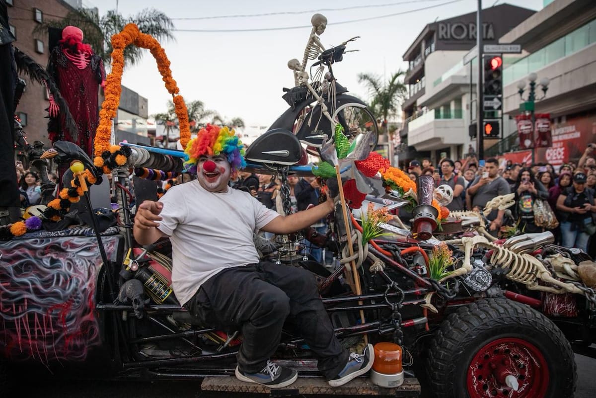 Familias completas, niñas, niños y jóvenes se dieron cita para presenciar el recorrido organizado por comerciantes del Mercado Benito Juárez. Foto: Border Zoom