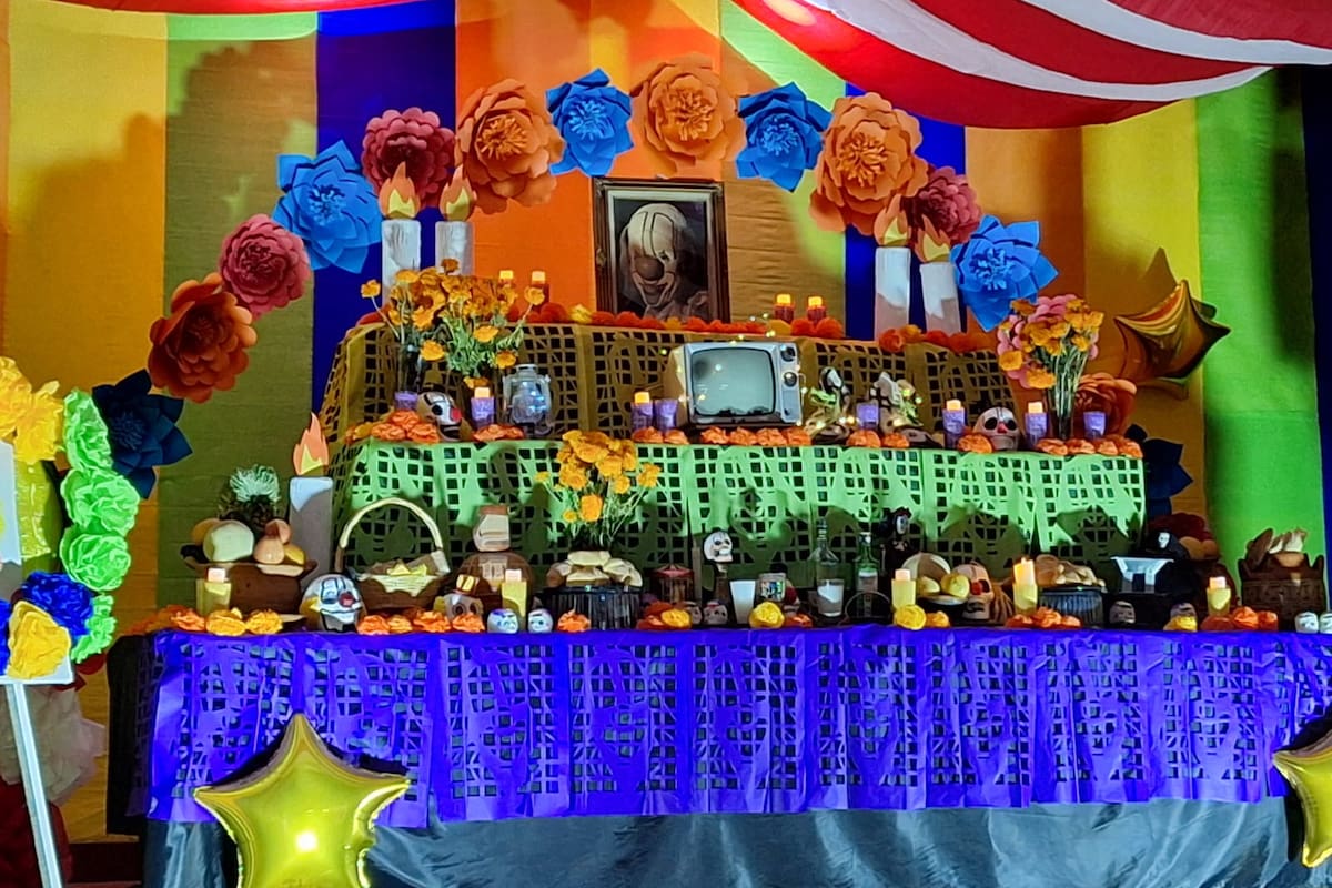 Primaria “Leona Vicario” homenajeó a Rorrito con un altar