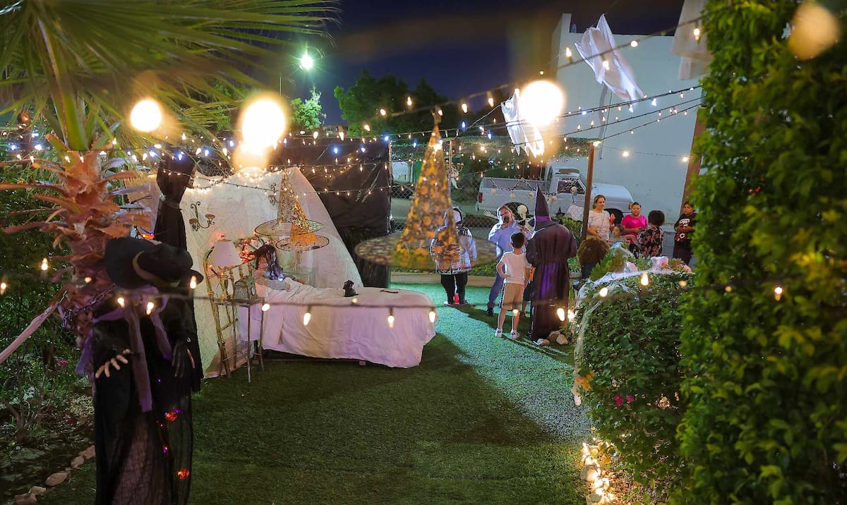 Los visitantes aprovechan los escenarios de una auténtica película de terror para tomarse
fotografías.