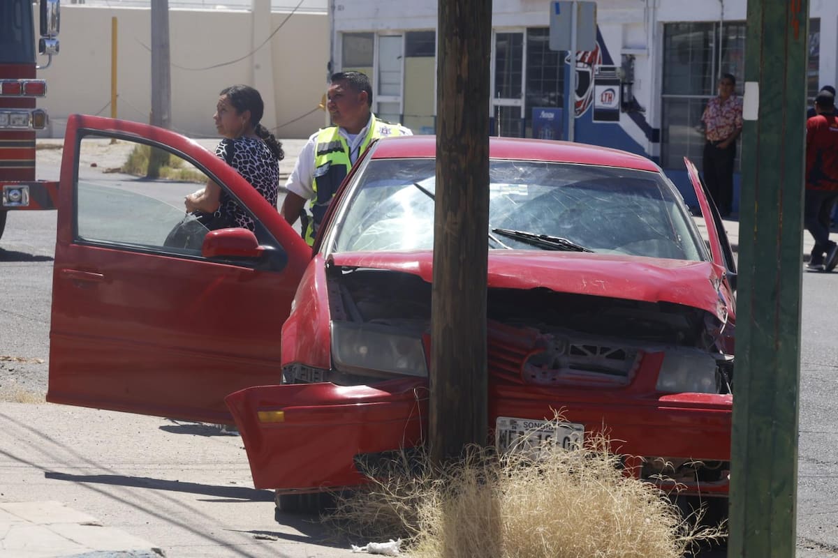 Auto con 8 personas choca contra postes en Hermosillo; menor de 10 años resulta herido. | Crédito: Teodoro Borbón (GH)