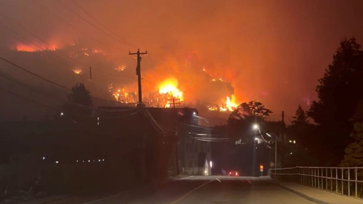 Declaran estado de emergencia en Columbia Británica por incendio forestal que arrasa comunidades y obliga a evacuar a más de 20 mil personas en el oeste de Canadá