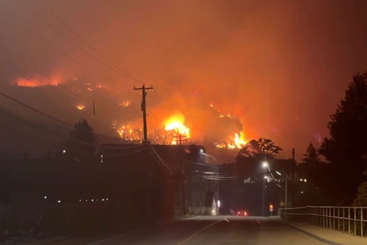 Declaran estado de emergencia en Columbia Británica por incendio forestal que arrasa comunidades y obliga a evacuar a más de 20 mil personas en el oeste de Canadá