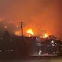 Declaran estado de emergencia en Columbia Británica por incendio forestal que arrasa comunidades y obliga a evacuar a más de 20 mil personas en el oeste de Canadá