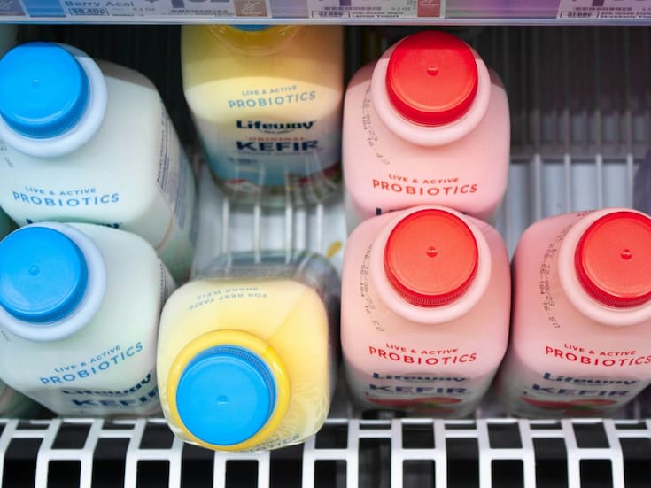 El kéfir, la bebida fermentada que fortalece la salud intestinal según Harvard