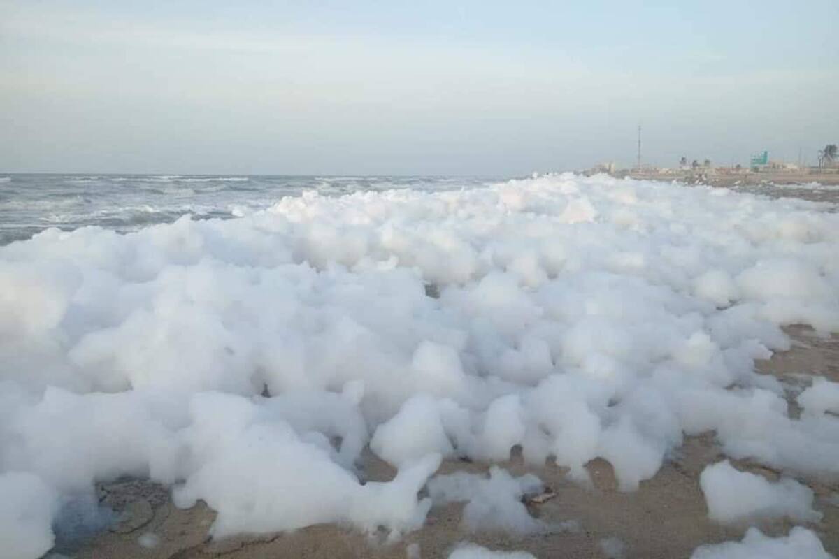 Playas de Coatzacoalcos cierran por espuma marina desconocida