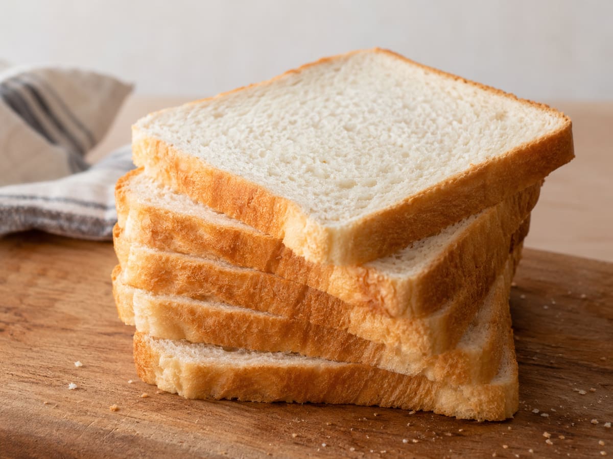 Pan blanco y tortilla aportan principalmente carbohidratos, aunque presentan diferencias en ingredientes y composición nutricional.