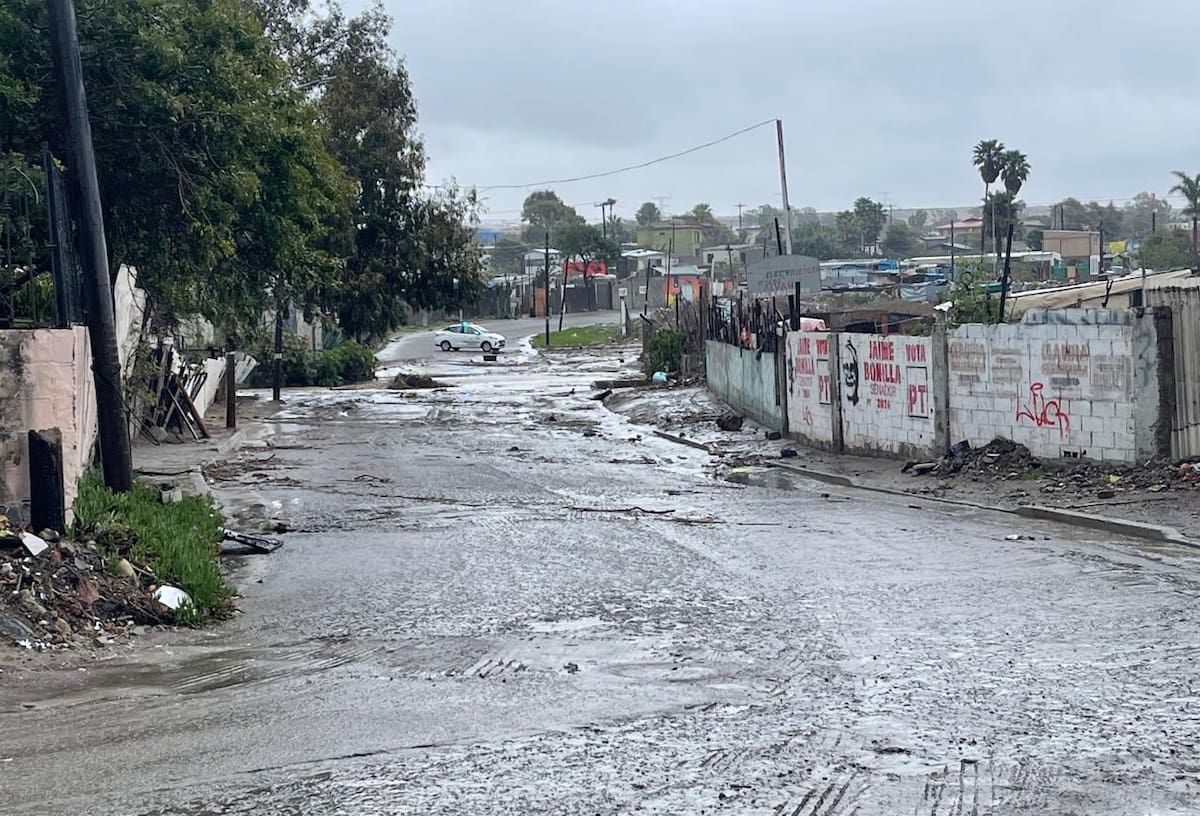 Se registran inundaciones en la calle Primero de Mayo.