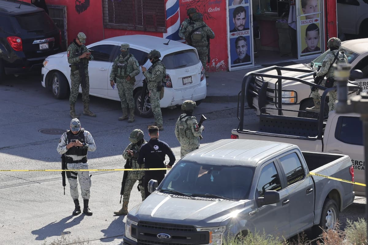 El agente fue atacado a balazos por un hombre que huyó del lugar. Foto: Sergio Ortiz