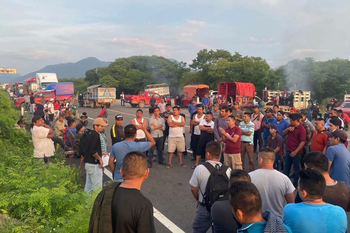 Comunidades mixes y zapotecas bloquean por tercer día la carretera federal 190 en Oaxaca para exigir mantenimiento eléctrico y caminos rurales