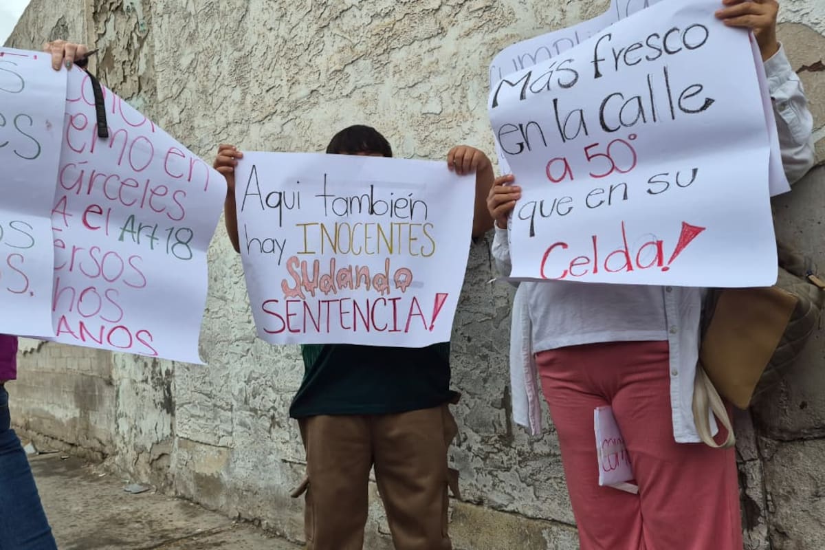 Familiares de internos del Cereso de Mexicali se manifiestan ante presuntas malas condiciones derivadas del calor extremo
