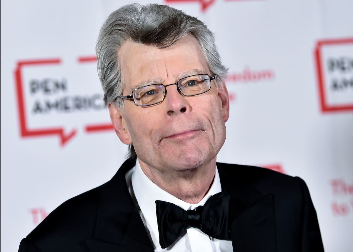 ARCHIVO – En esta fotografía del 22 de mayo de 2018 el galardonado con el premio PEN al servicio literario Stephen King asiste a la gala literaria PEN 2018 en Nueva York. Los lectores lo conocen por “Carrie”, “The Shining” (“El resplandor”) y otros libros populares identificados comúnmente como “terror”, pero King ha tenido por mucho tiempo afinidad por otro tipo de narración de ciencia ficción y drama carcelario a los Medias Rojas de Boston. (Foto Evan Agostini/Invision/AP, archivo)