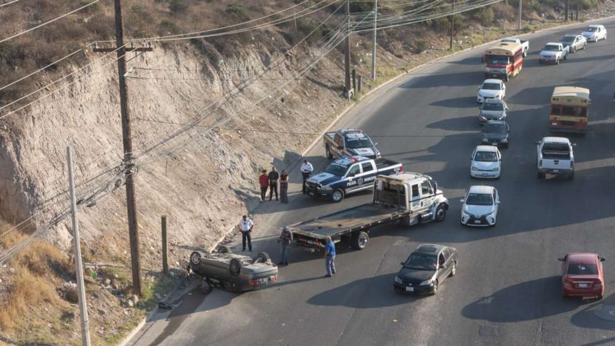 Un joven de impactó su vehículo contra un poste antes de volcar; no requirió traslado médico. Foto: Border Zoom