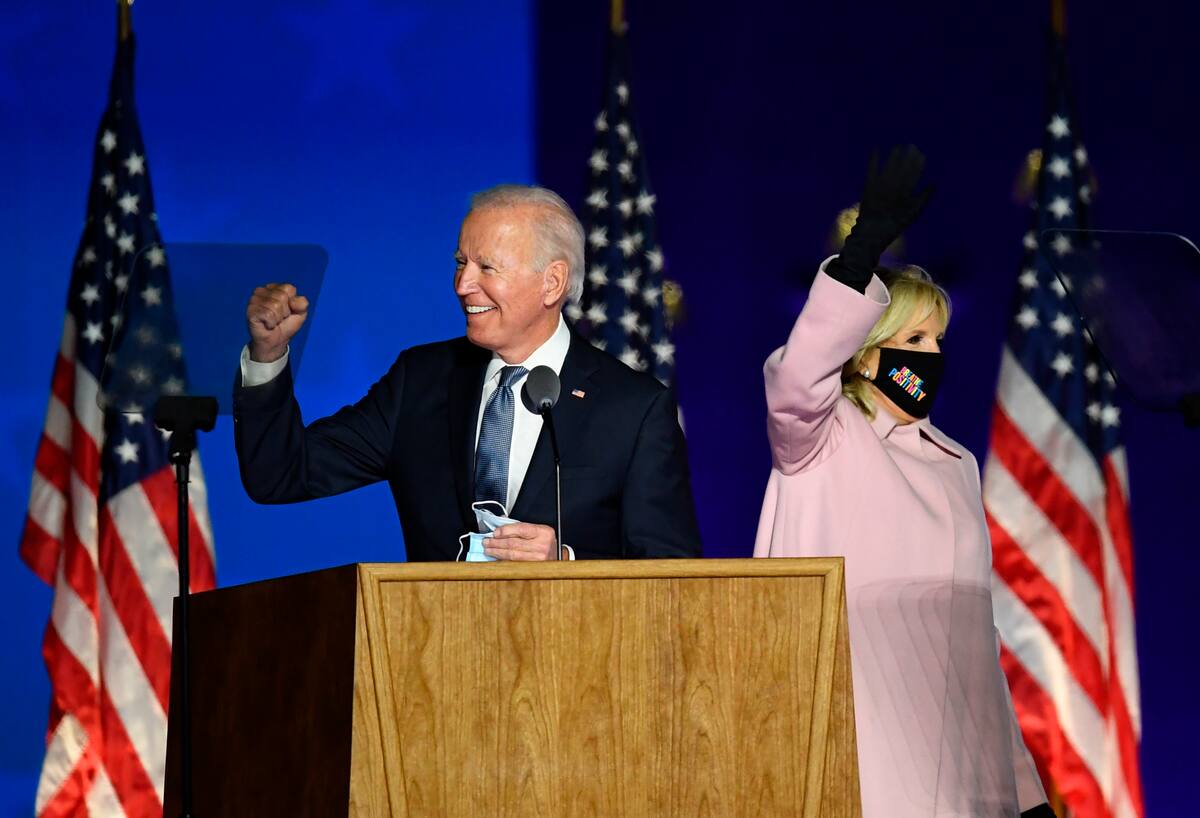 El candidato demócrata a la Presidencia de EE.UU., Joe Biden (i), junto a su esposa,. Jill Biden, en el Chase Center de Wilmington, Delaware, el 3 de noviembre de 2020. EFE/Kevin Dietsch