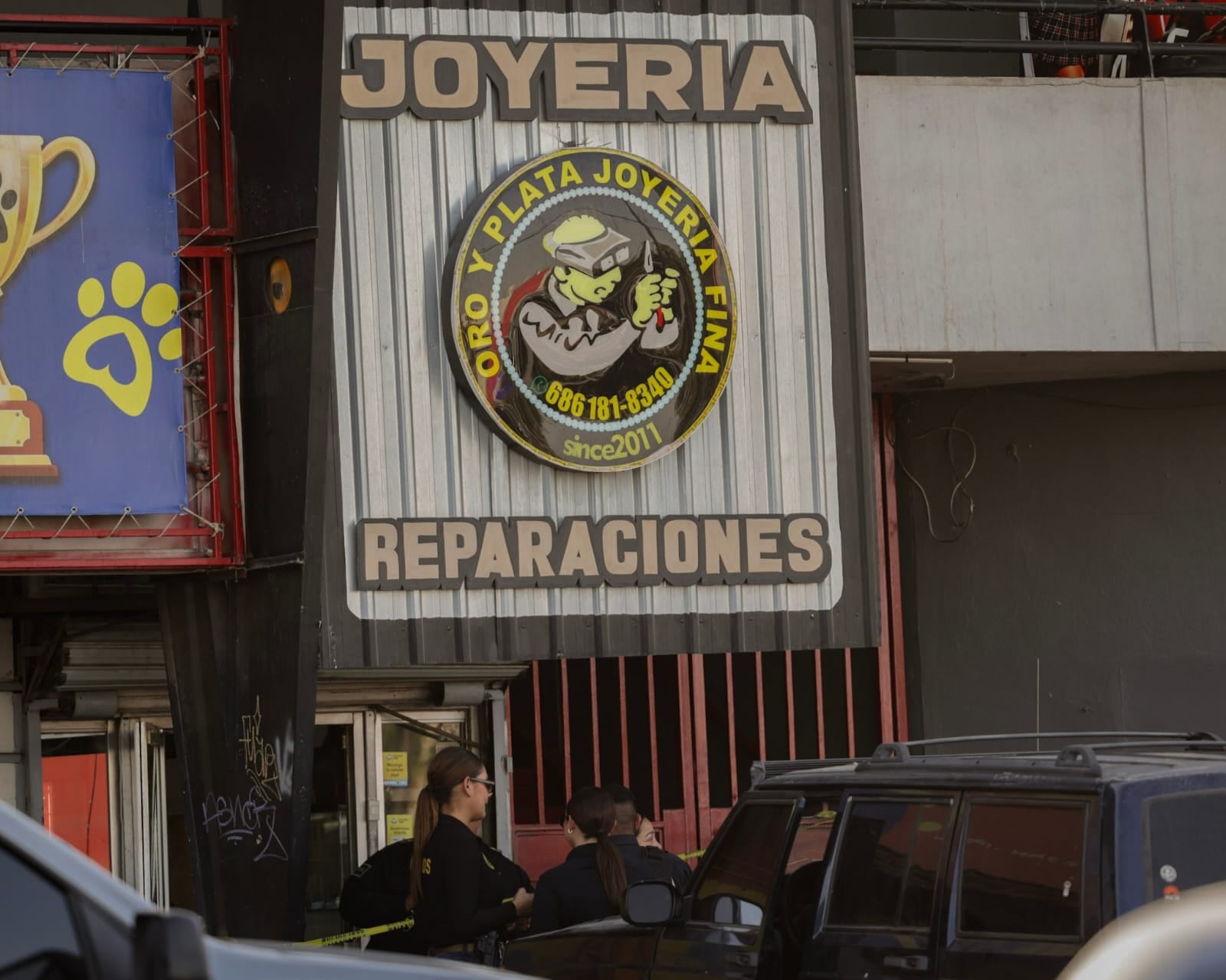 El propietario de una joyería fue asesinado a balazos durante un robo con violencia ocurrido en Plaza Margar, en la colonia Villa Residencial Casa Magna. De acuerdo con testigos, varias personas ingresaron al establecimiento, dispararon contra el comerciante y posteriormente huyeron a bordo de un Hyundai rojo. Foto: Javier Gallegos.