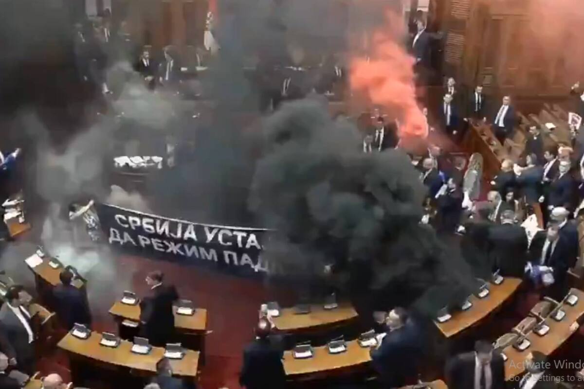 ¡Caos en el parlamento de Serbia! Reportan guerra de granadas de humo, bombas lacrimógenas y hasta legisladores heridos, uno de ellos con derrame cerebral