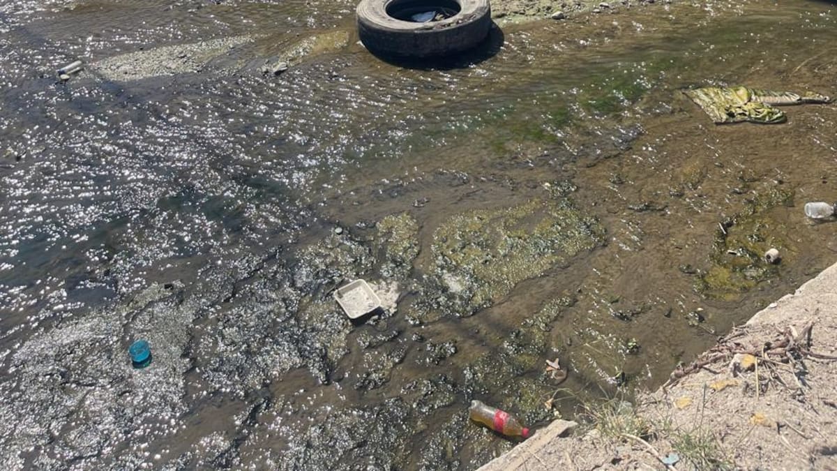 La basura inunda el arroyo Huahutay, un riesgo latente de inundaciones en Rosarito
