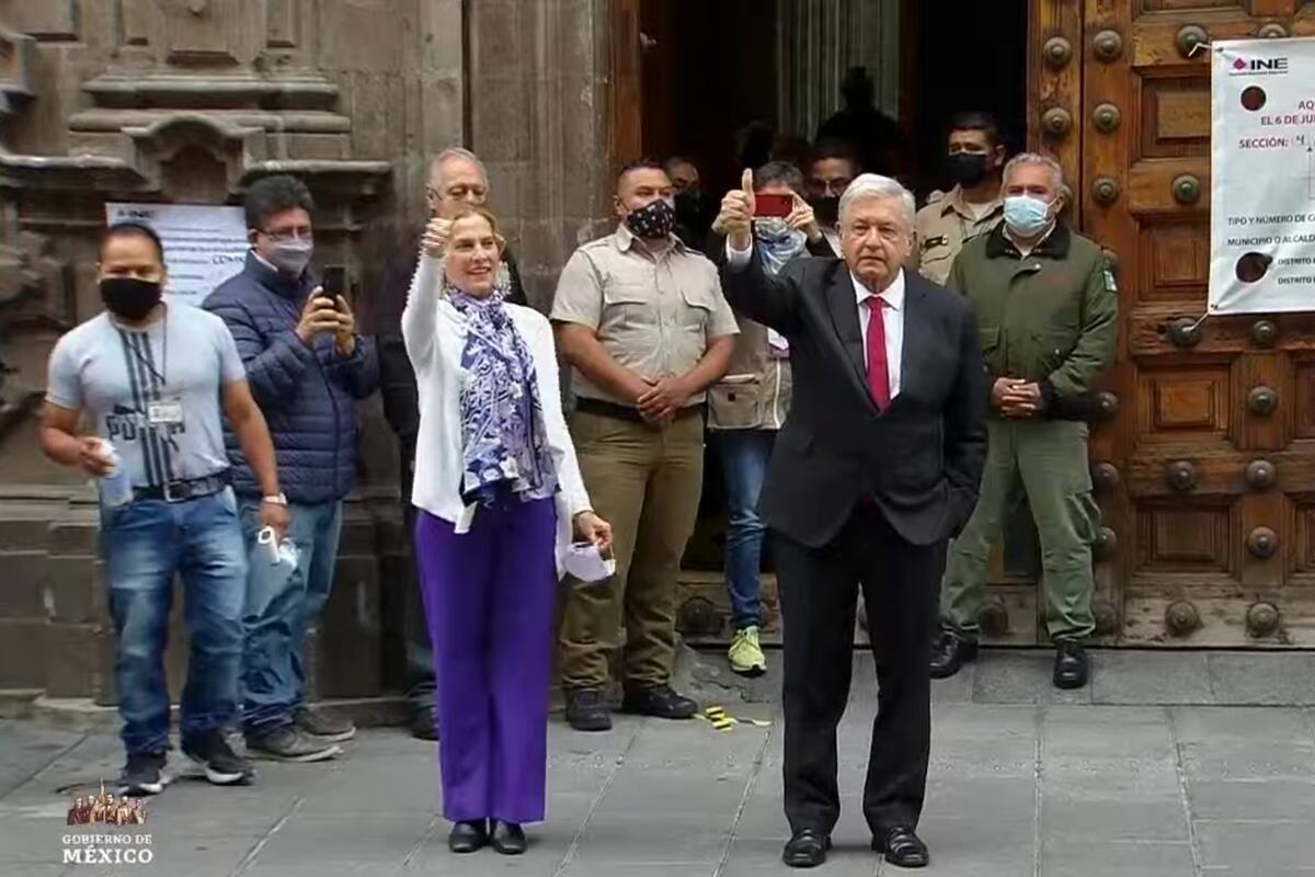 VIDEO: AMLO emite su voto acompañado por su esposa Beatriz Gutiérrez Müller en la CDMX