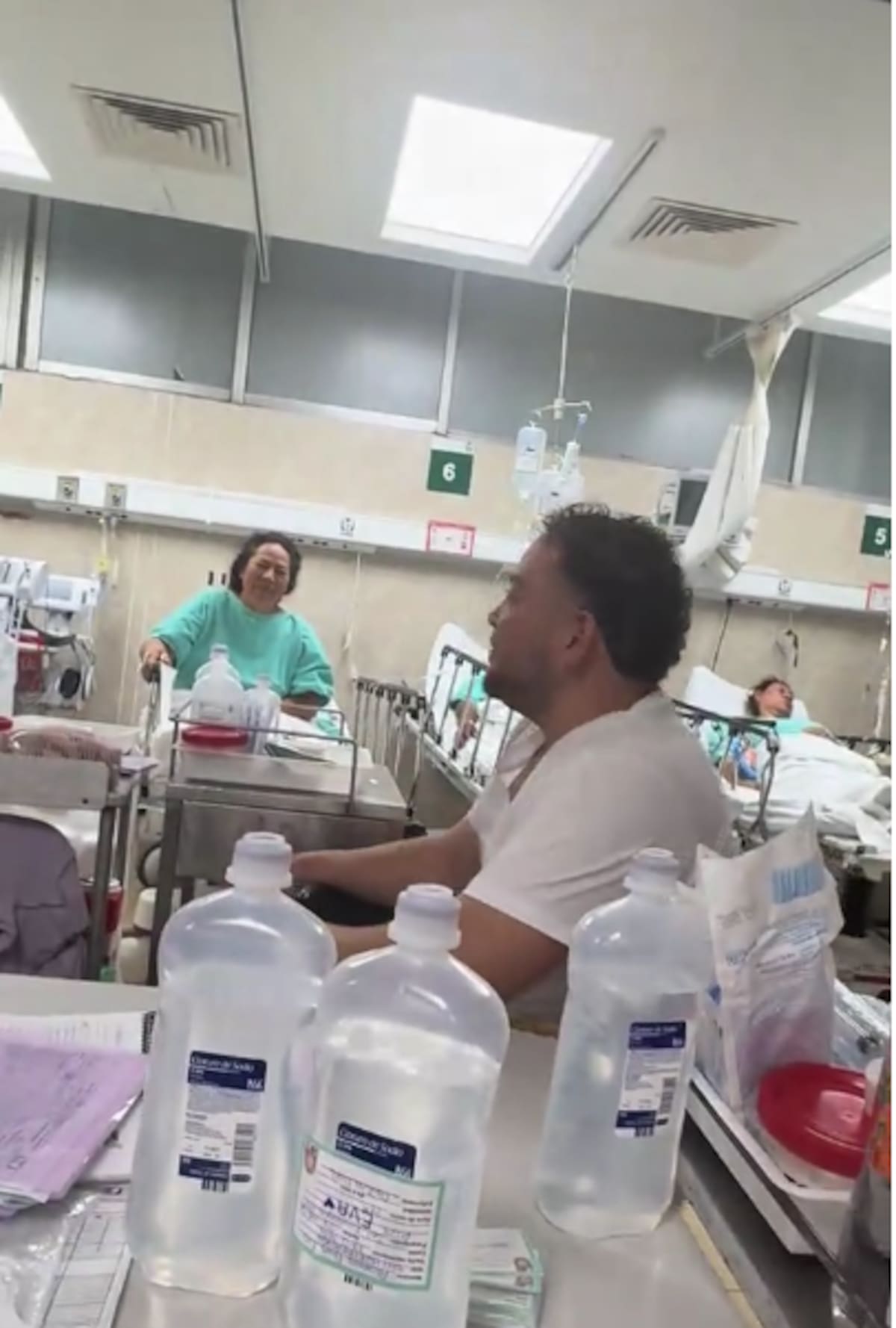 Enfermero identificado como “Hum Dash” canta a pacientes en área de Traumatología del IMSS, se hace tendencia en TikTok y destaca cómo la música puede aliviar la estancia hospitalaria