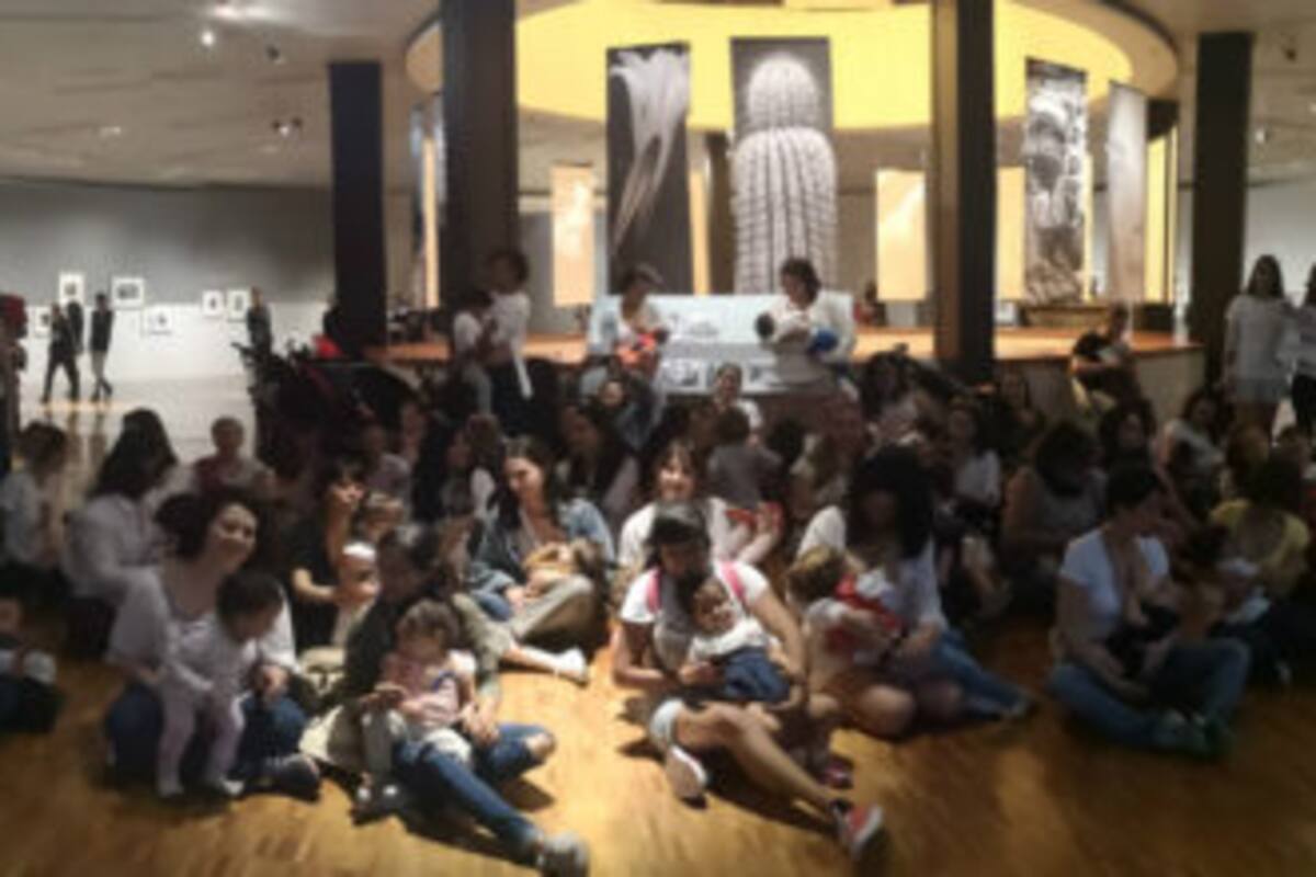 Protestan amamantando en el Museo de Arte Moderno