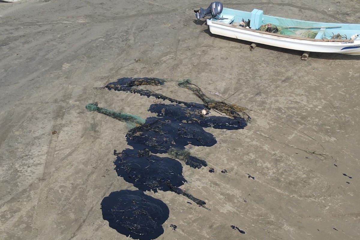 Pemex destina más de 35 millones de pesos para apoyar a pescadores afectados por derrame en Veracruz y Tabasco mientras continúa investigación sobre origen del hidrocarburo